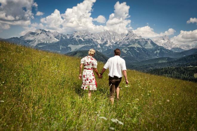 Wandern mit Blick auf den Gosaukamm