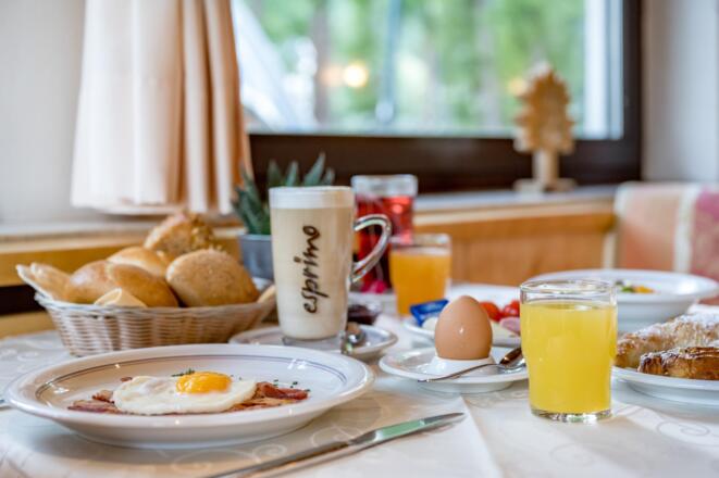 reichhaltiges Frühstück