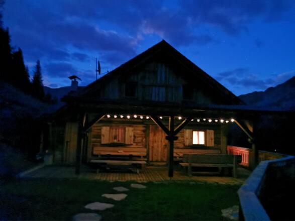 Almhütte bei Nacht