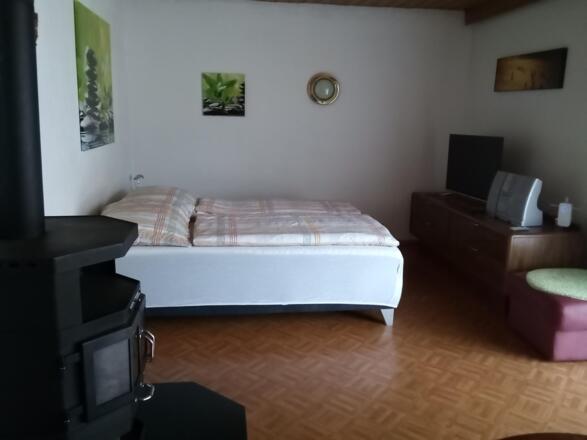 Doppelbett mit TV und Hifi