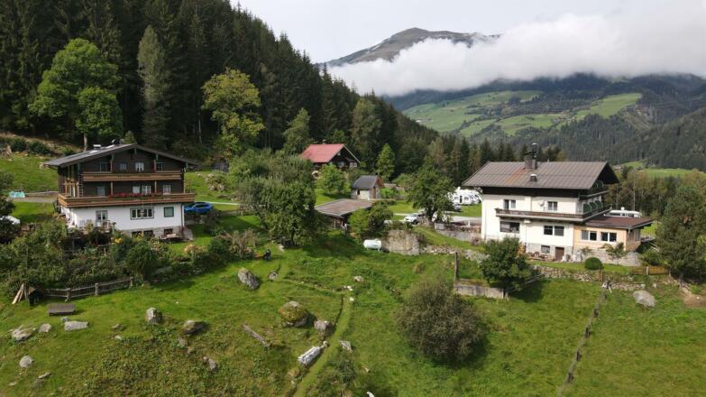 Ansicht von Gasthaus und Bauernhaus