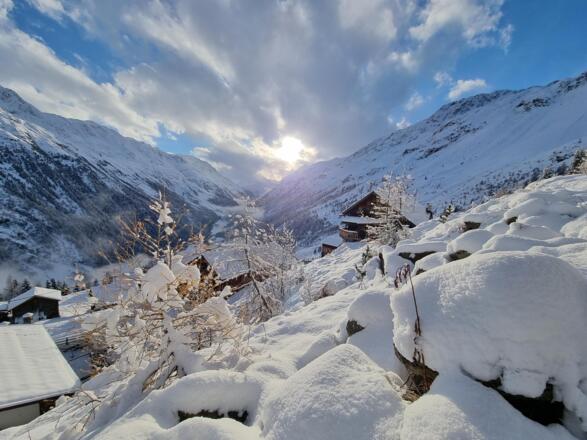 tiefverschneite Winterlandschaft
