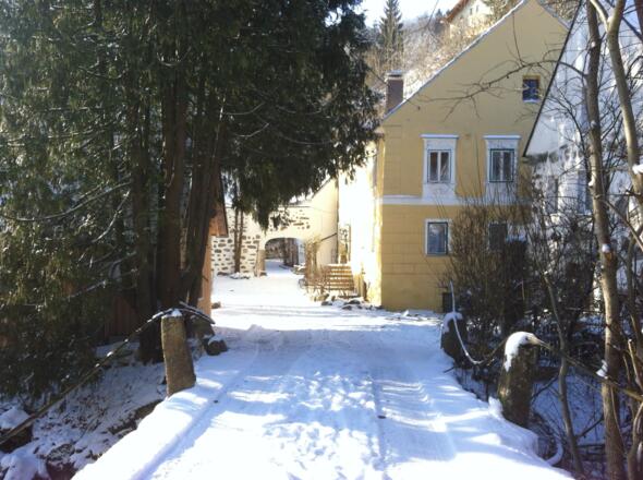 Ansicht historische Brücke mit Herrenhaus