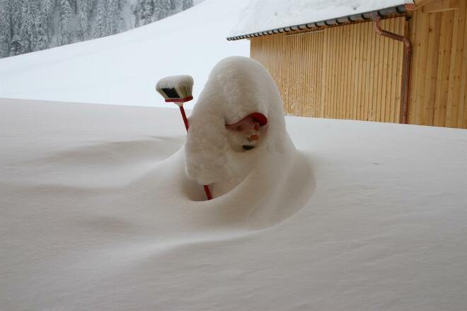 Schneemann von Schneesturm eingehüllt