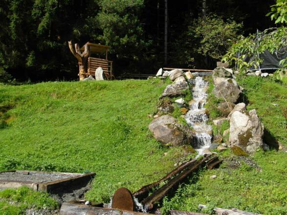 Hochsitz mit Wasserlauf am Bauernhof