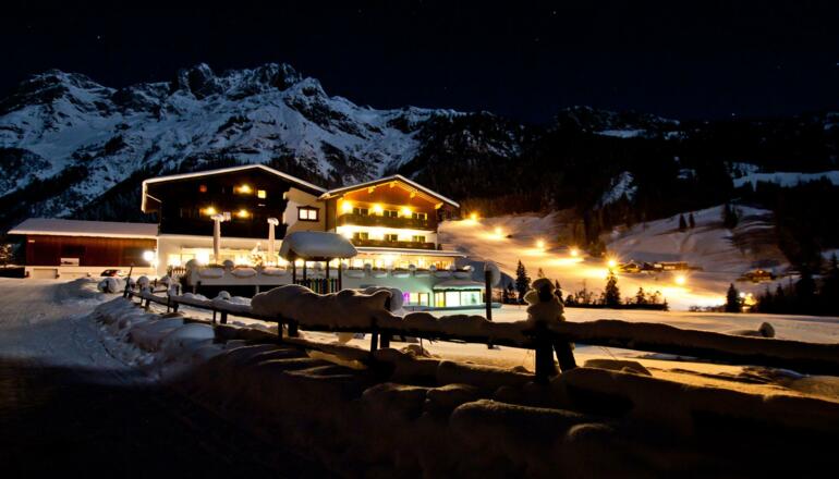 Lämmerhof im Winter bei Nacht