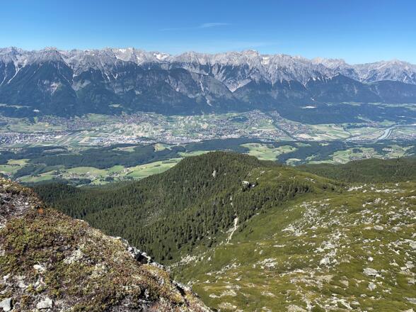 Nicht weniger als 1700 Höhenmeter blickt man hinunter zu den Dörfern im Inntal.