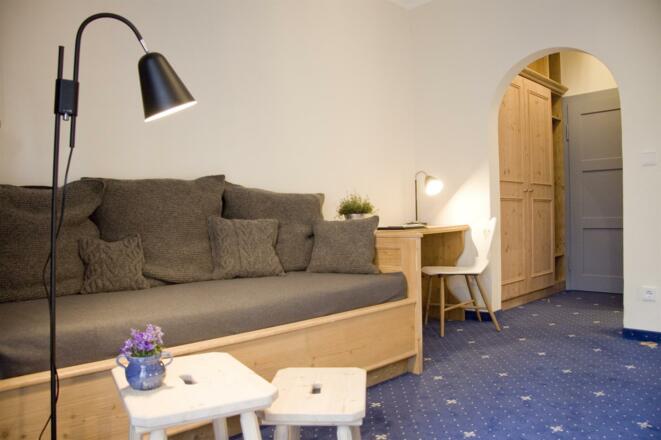 Foto_HB_Zimmer5_Couch_Schrank_2018