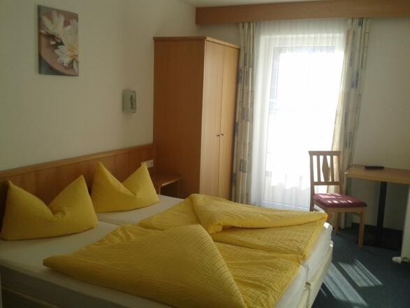 Schlafzimmer mit DU/WC/TV