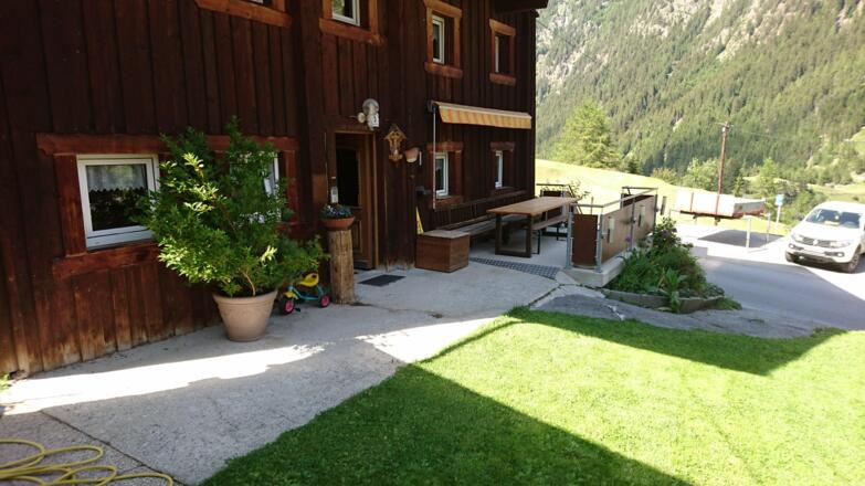 Vor dem Haus