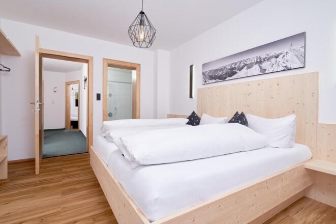 Schlafzimmer mit Badewanne/WC