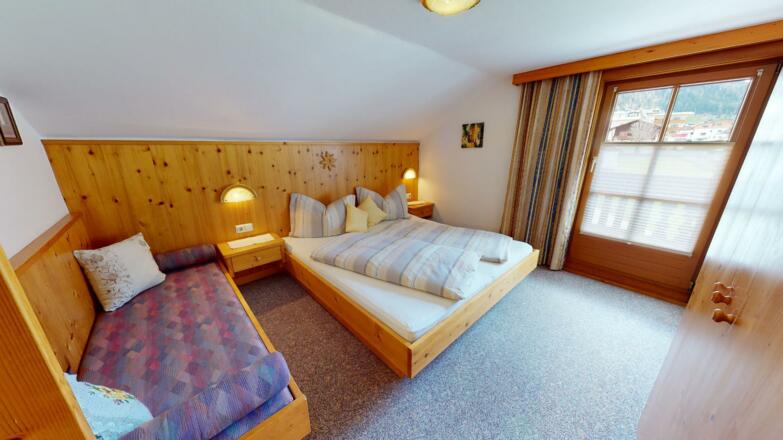 Dreibettzimmer mit Zugang zum Balkon