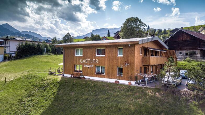 haus-aussen-mit-riezlern-im-hintergrund