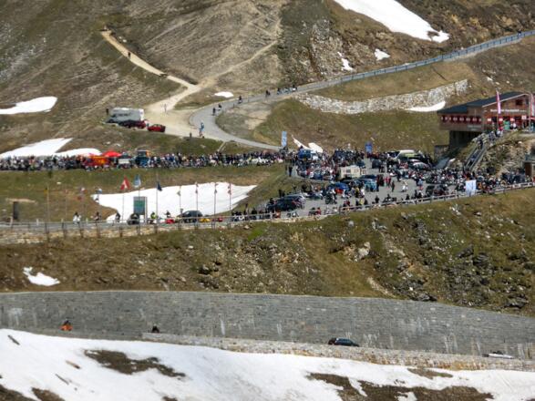 Nach der Einsamkeit: Vespa-Treffen am Glockner
