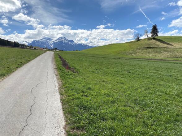 Die Rückfahrt führt im Mittelgebirge über eine schöne und ruhige Straße nach Sistrans.