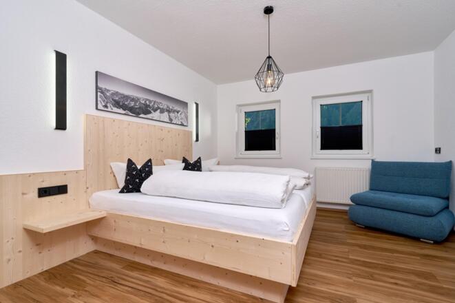 Schlafzimmer mit Badewanne/WC