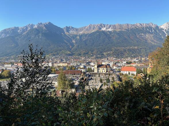 Schöner Blick auf Innsbruck und die Nordkette nach einer schönen Bike und Hike-Tour auf die Neunerspitze.