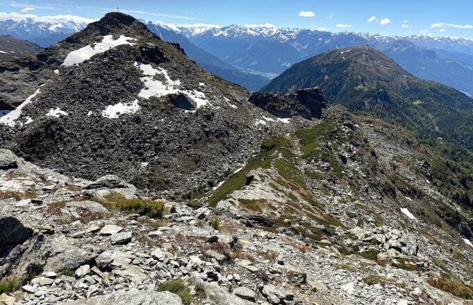 Die benachbarte Viggarspitze und der Patscherkofel grüßen herüber.