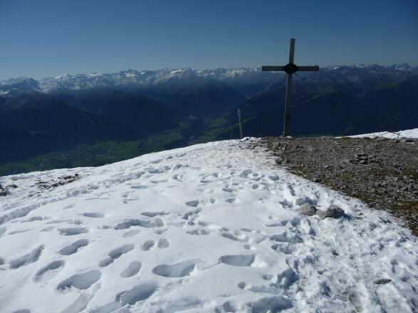 Gipfel des Großen Solstein Anfang Juni mit dem alten Gipfelkreuz