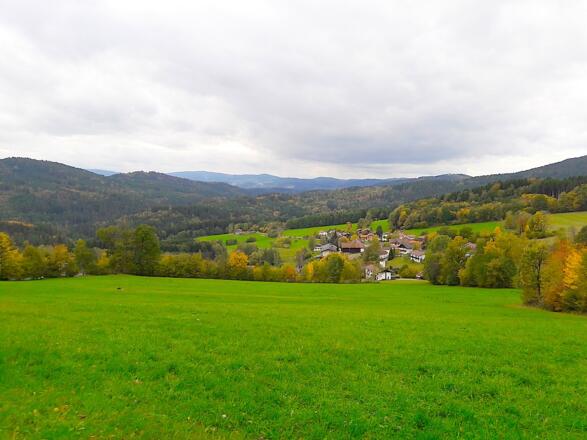 Blick auf Asbach mit Pröller am Horizont