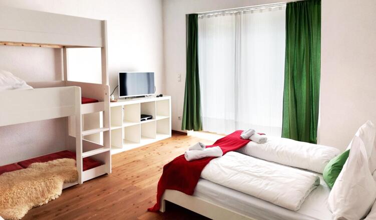 Schlafzimmer 1