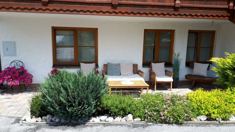 gemütliche Sitzecke vor dem Haus