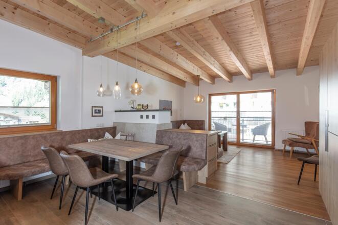 Wohnküche mit Kachelofen und Balkon