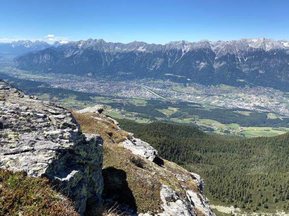 Während des Anstieges zum Gipfel, hat man einen schönen Blick auf Innsbruck und das dahinterliegende Karwendelgebirge.