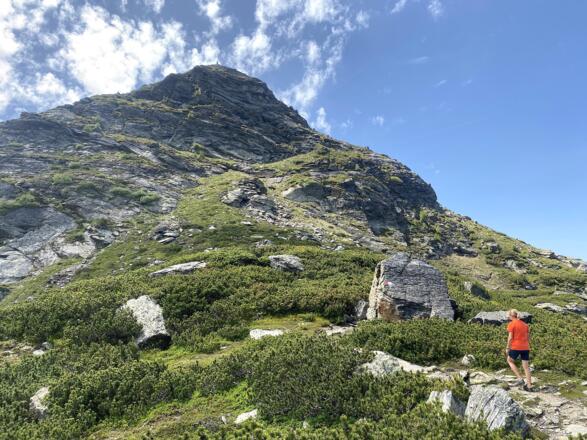 Unterhalb der steilen Nordflanke zieht sich der Steig steil hinauf in Richtung Neunerspitze.