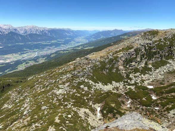 Grandioser Ausblick vom Gipfel über das gesamte Tiroler Unterinntal.