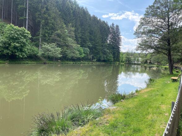 Der Herzsee oberhalb von Aldrans, ein idyllischer kleiner See, der vorwiegend von Fischern genutzt wird.