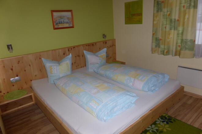 Schlafzimmer mit Zirbenholz
