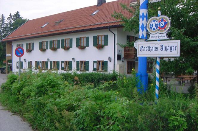 In Puppling beim "Aujäger" treffen sich Wanderer, Radfahrer und Bootsfahrer.