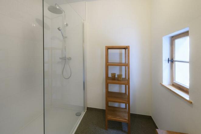separate Dusche im Erdgeschoss