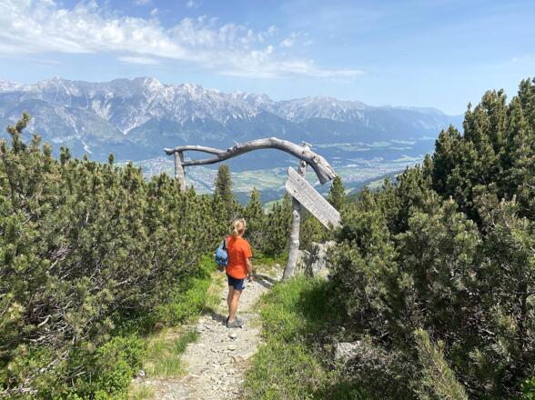 Mit dem hölzernen Durchgang erreicht man auch den bekannten Zirbenweg.