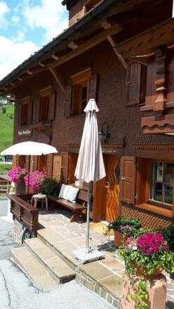 Sitzmöglichkeit vor dem Haus