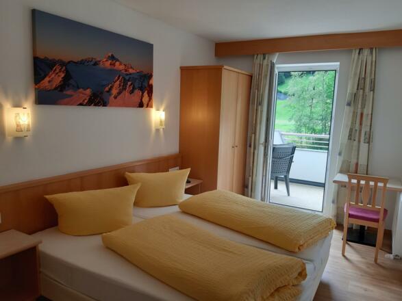 Schlafzimmer mit DU/WC/TV