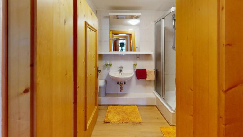Badezimmer mit Dusche