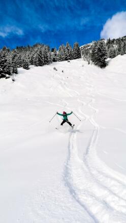 Jasmine beim Tiefschneefahren
