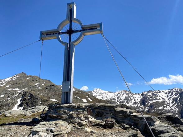 Der aussichtsreiche Gipfel mit seinem schönen Kreuz ist erreicht.