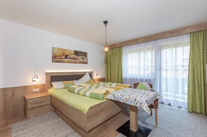 Doppelzimmer mit Zugang zum Balkon