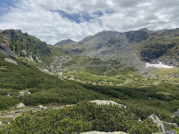 Immer wieder öffnen sich während des Anstieges neue Ausblicke (Blick hinauf Richtung Sonnenspitze/Glungezer).