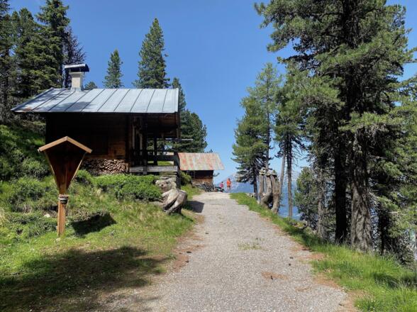 Nach der Auffahrt über die Rinner Alm, erreicht man die schön gelegene Kriegerkapelle.