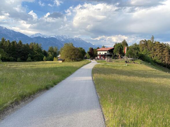 Die schön gelegene Vogelhütte, oberhalb von Innsbruck, ist ein beliebtes Ausflugsziel.