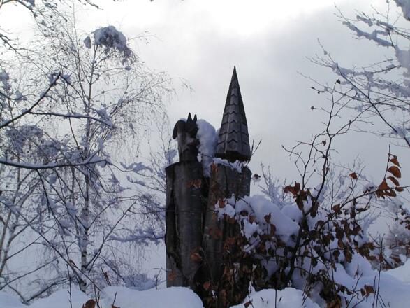 Holzskulptur im  Schnee