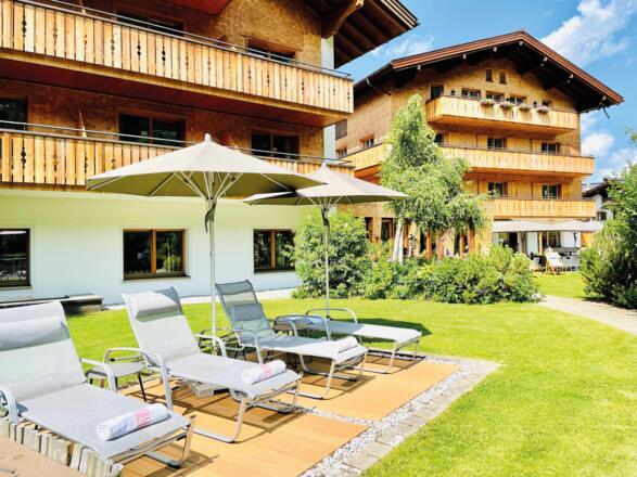 Sonnenliegen im Garten im Hotel Gotthard