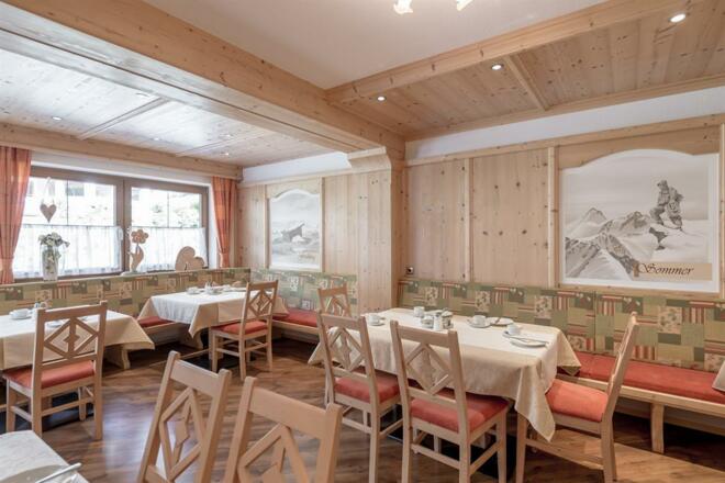 gesamter Frühstücksraum