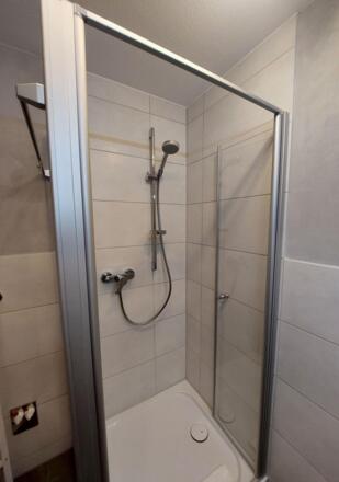 Dusche im Bad-1
