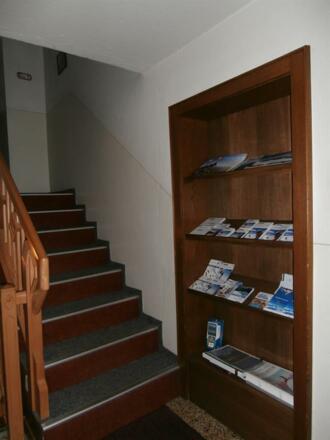 Eingangsbereich mit Prospektständer