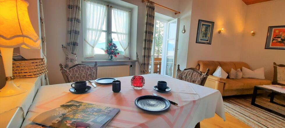 gedeckter Tisch Wohnzimmer Fewo 1